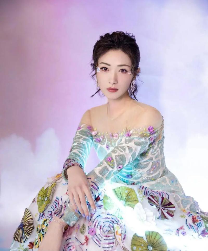 李小冉曾斩钉截铁说“这辈子不会参加浪姐”，还因怕跳舞跟不上节奏做过两次噩梦。如今