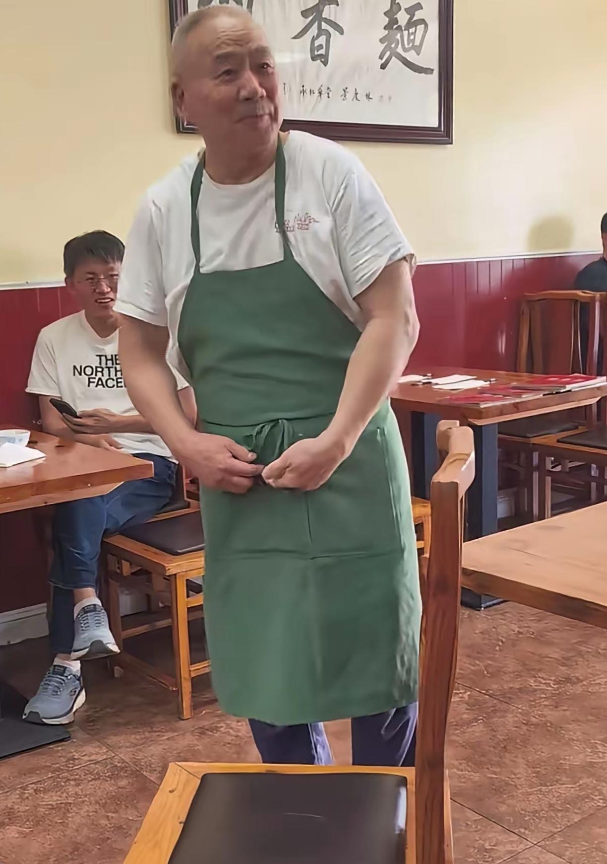 挺有意思的。说是一中国男子在美国开面馆，生意挺好。之所以大伙都来他这儿，有一个重