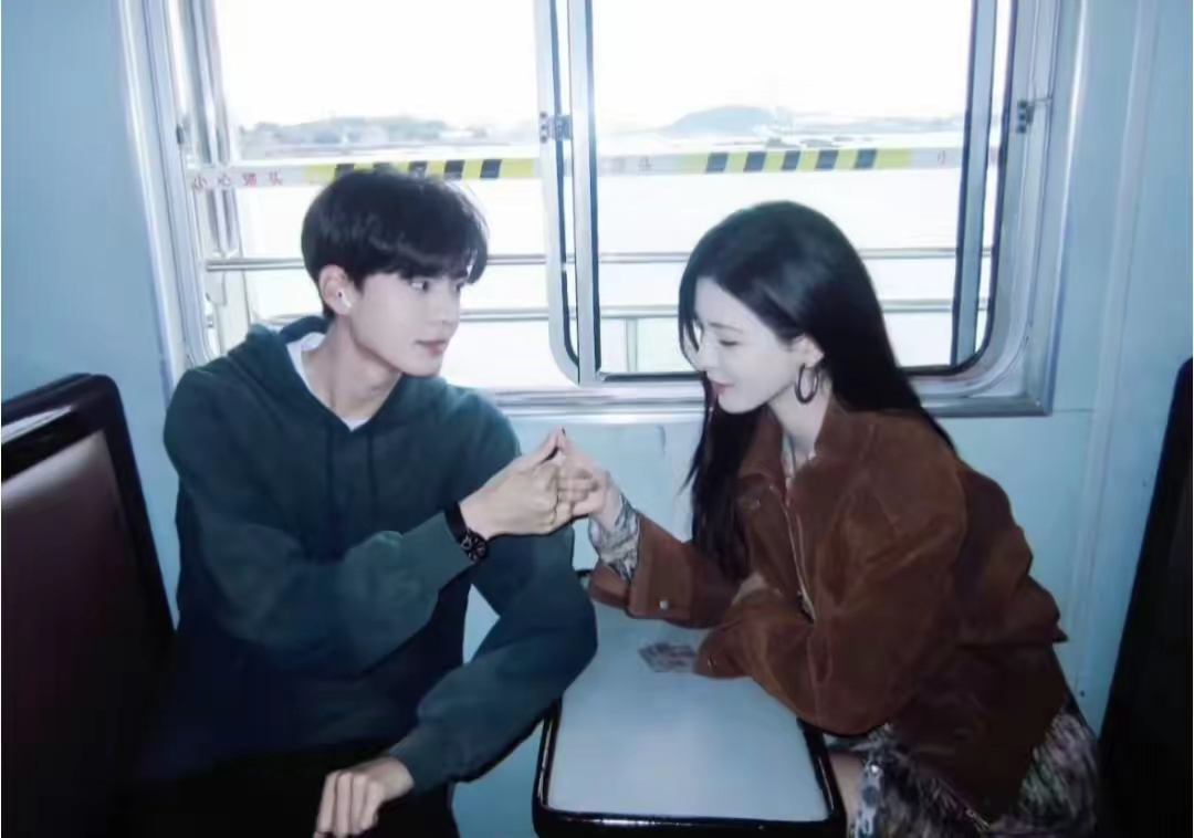 张予曦不小心坐毕雯珺腿上～张予曦不小心坐毕雯珺腿上～这事儿，可把CP粉喂得饱饱的