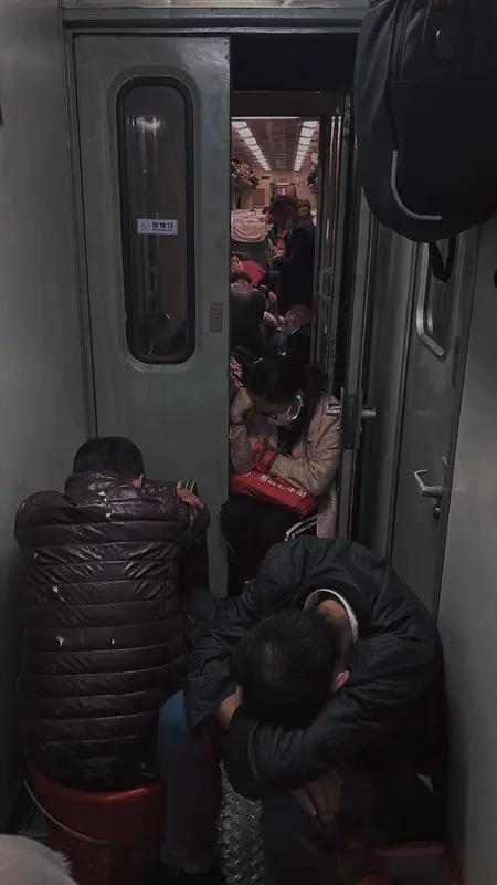 今年国庆票真难买，我多花了六倍的价钱。
杭州到聊城，没票，到北京有票。返程也没票