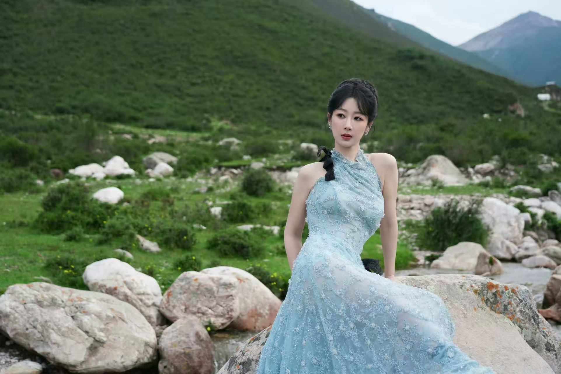 杨紫深邃自然杨紫挂脖蓝色纱裙杨紫挂脖蓝色纱裙，深邃自然，[期待][期待] ​​​