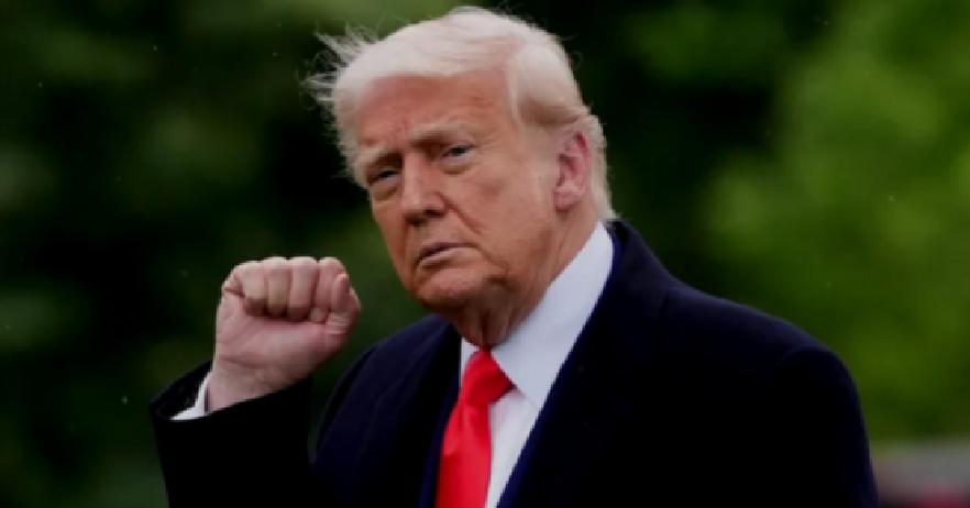 就在刚刚
 
美国前总统特朗普突然在采访中表态了。
 
据多家美媒转述，他声称靠