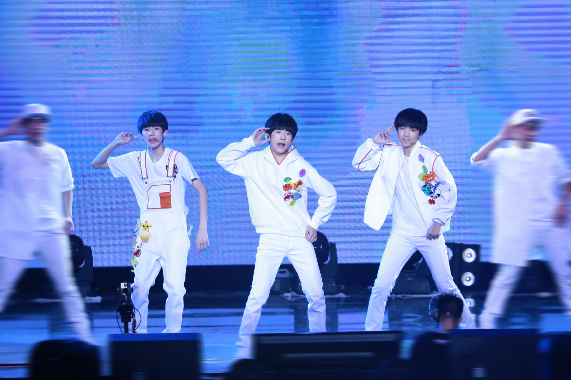 TFBOYS 一步一个脚印的TFBOYS，出道十三周年快乐！ 