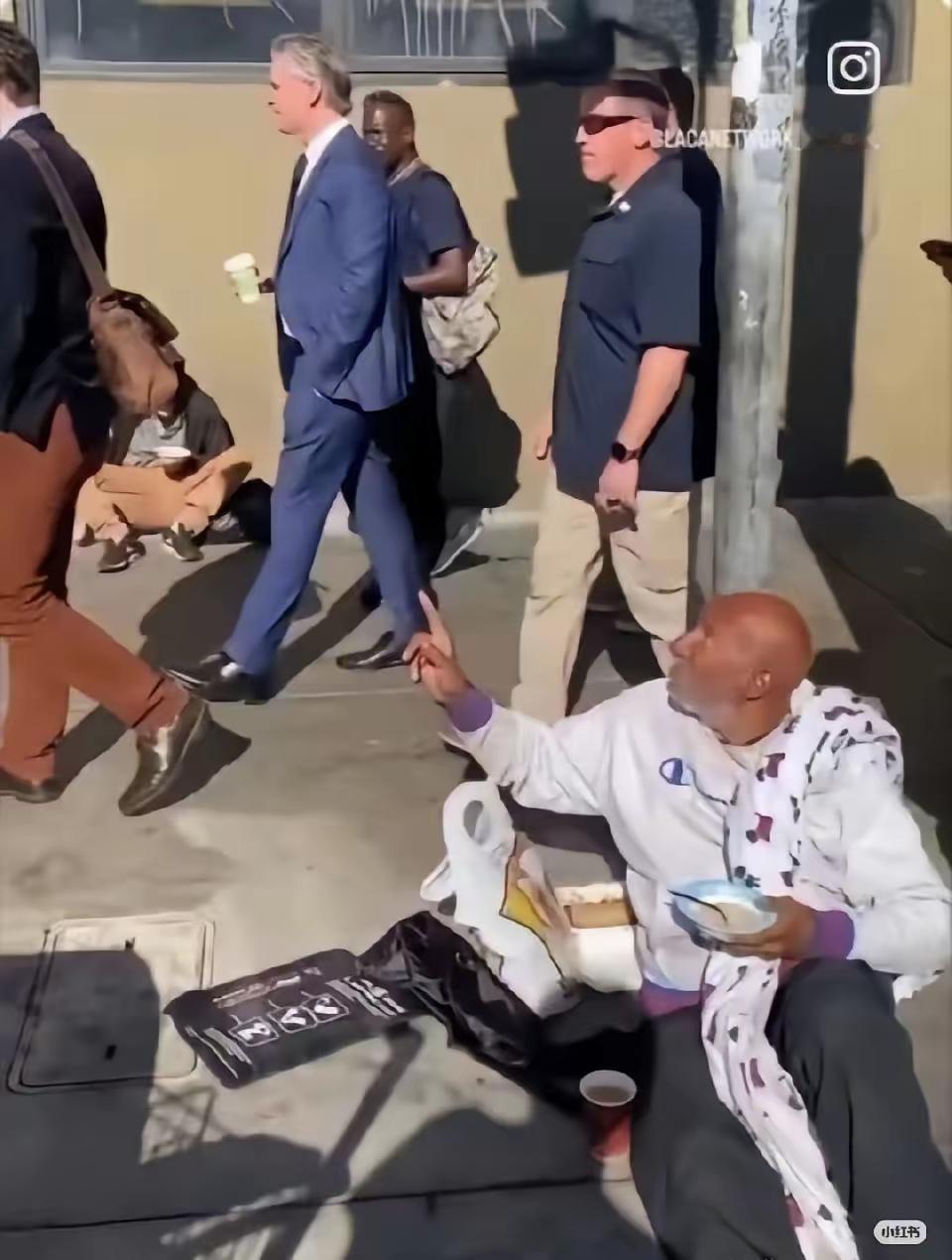 现在全网最后悔的男人就是美国程序员杰克了吧！

不是因为失业也不是因为生病，而是