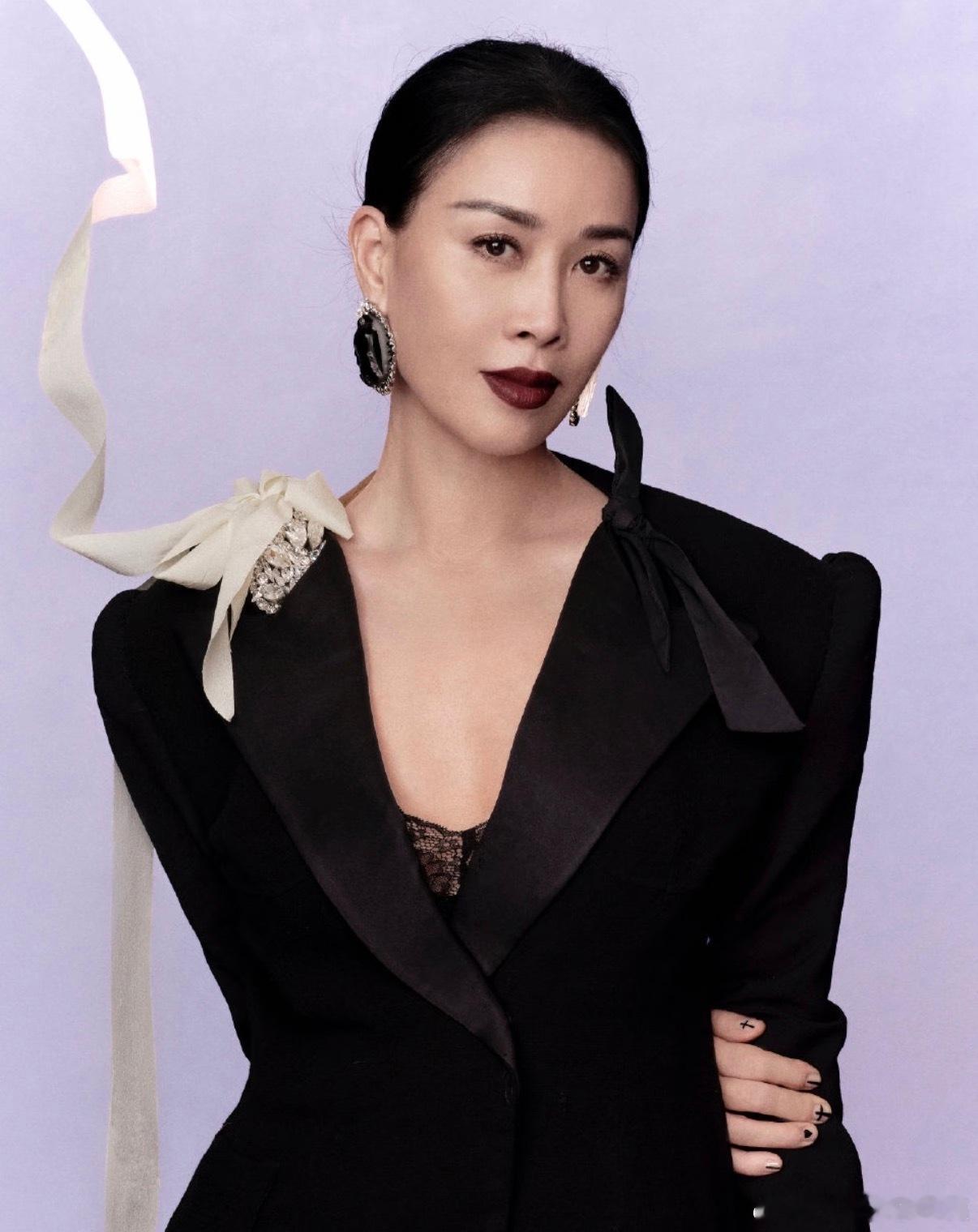 谁给那英报名的湖南跨年 那英的每一次演出都让人心潮澎湃，这次跨年不仅是她的首次亮