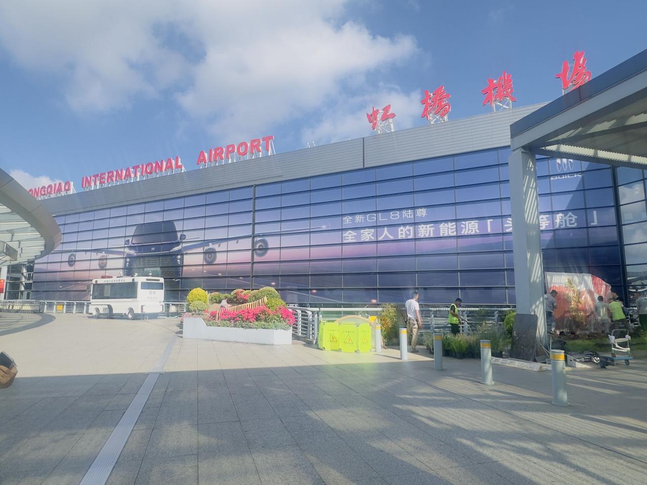 好久没试过上海的早高峰了，在高架上近乎堵了一个小时～

上海天气真好，还没到秋的
