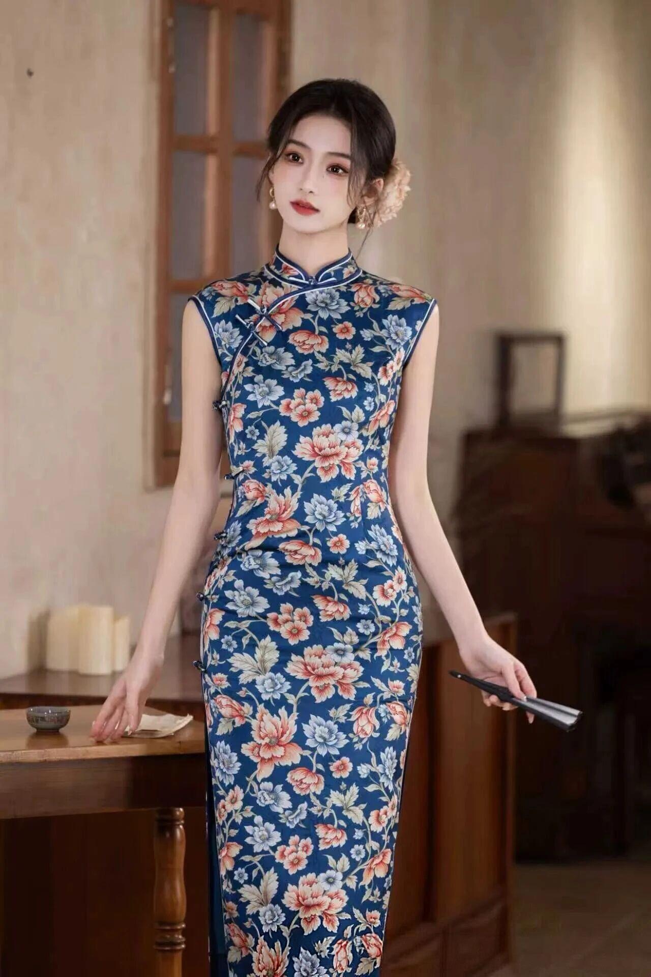 记录我的2026一袭藏青底繁花旗袍，将东方女子的温婉与妩媚勾勒得淋漓尽致。无袖剪