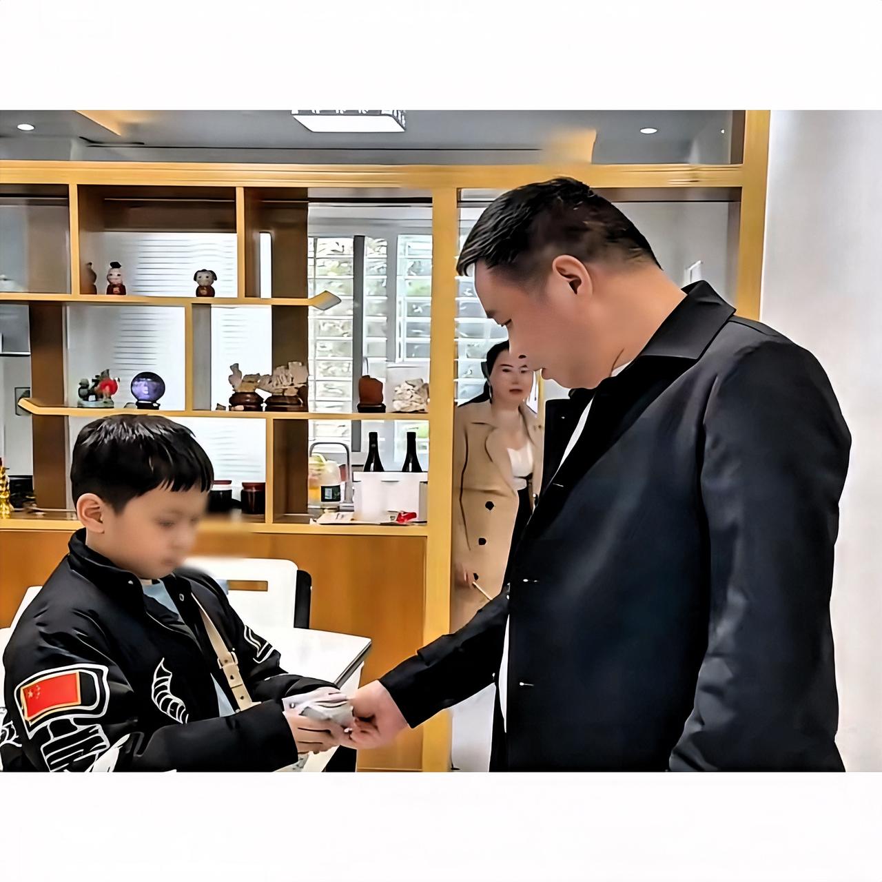 广西一男孩双亲离世，
无依无靠之际，
叔叔婶婶的选择，藏着动人的温情！​‎͏ 