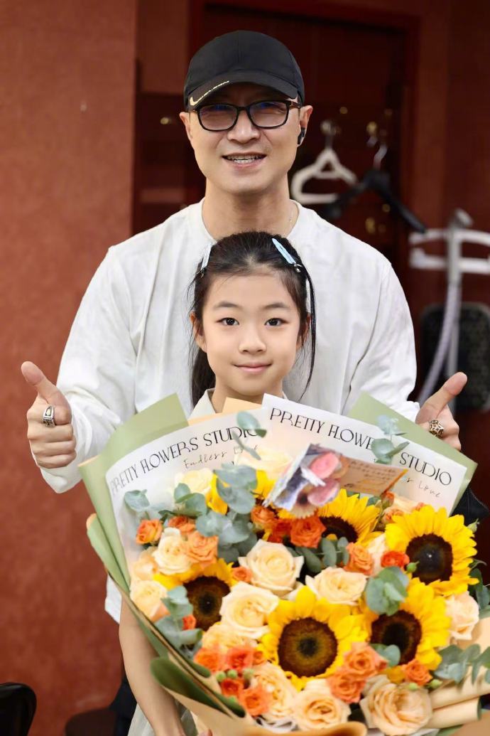 【汪峰发文夸醒宝】汪峰晒与醒宝合照 5月24日，发文表示：看着女儿在舞台上认真自