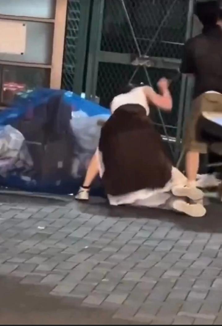 一段2名外型姣好的女子在日本街头互殴缠斗的影片，近日在日、韩两国社交平台上迅速扩