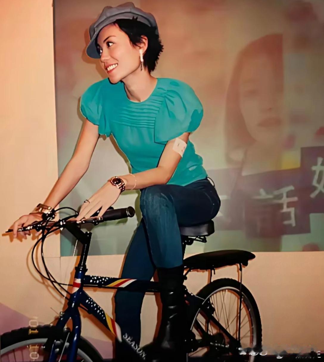 2001年王菲打扮的真土啊。 