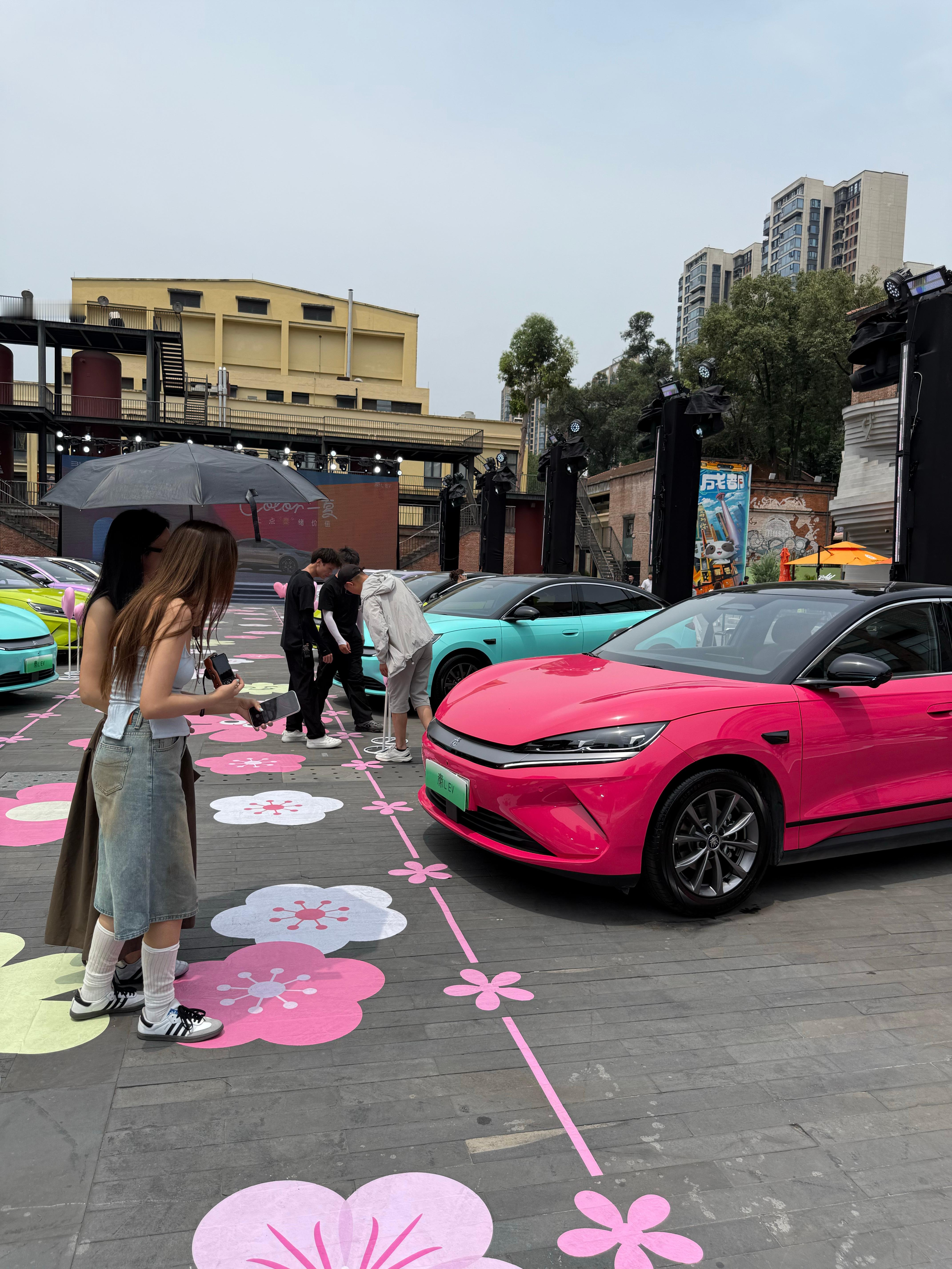 秦L EV在“东郊记忆”搞了个快闪活动这五颜六色的车 全是官方原装色的车这你受得