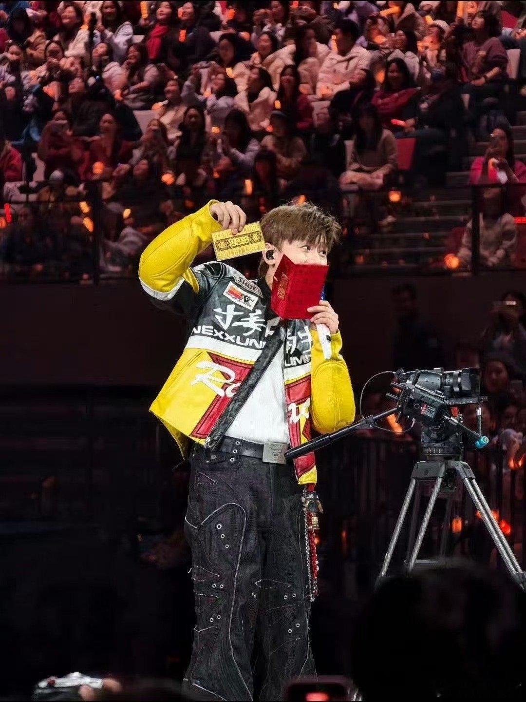 张杰五天抽了25克黄金 张杰未LIVE巡回演唱会成都的杰哥粉丝太有福了，新春演唱