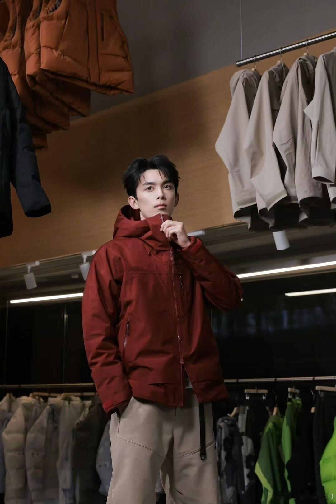 吴磊风格大赏时尚灵感解读 吴磊同款迪桑特限量酒红棉服｜都市户外风封神范本吴磊上身