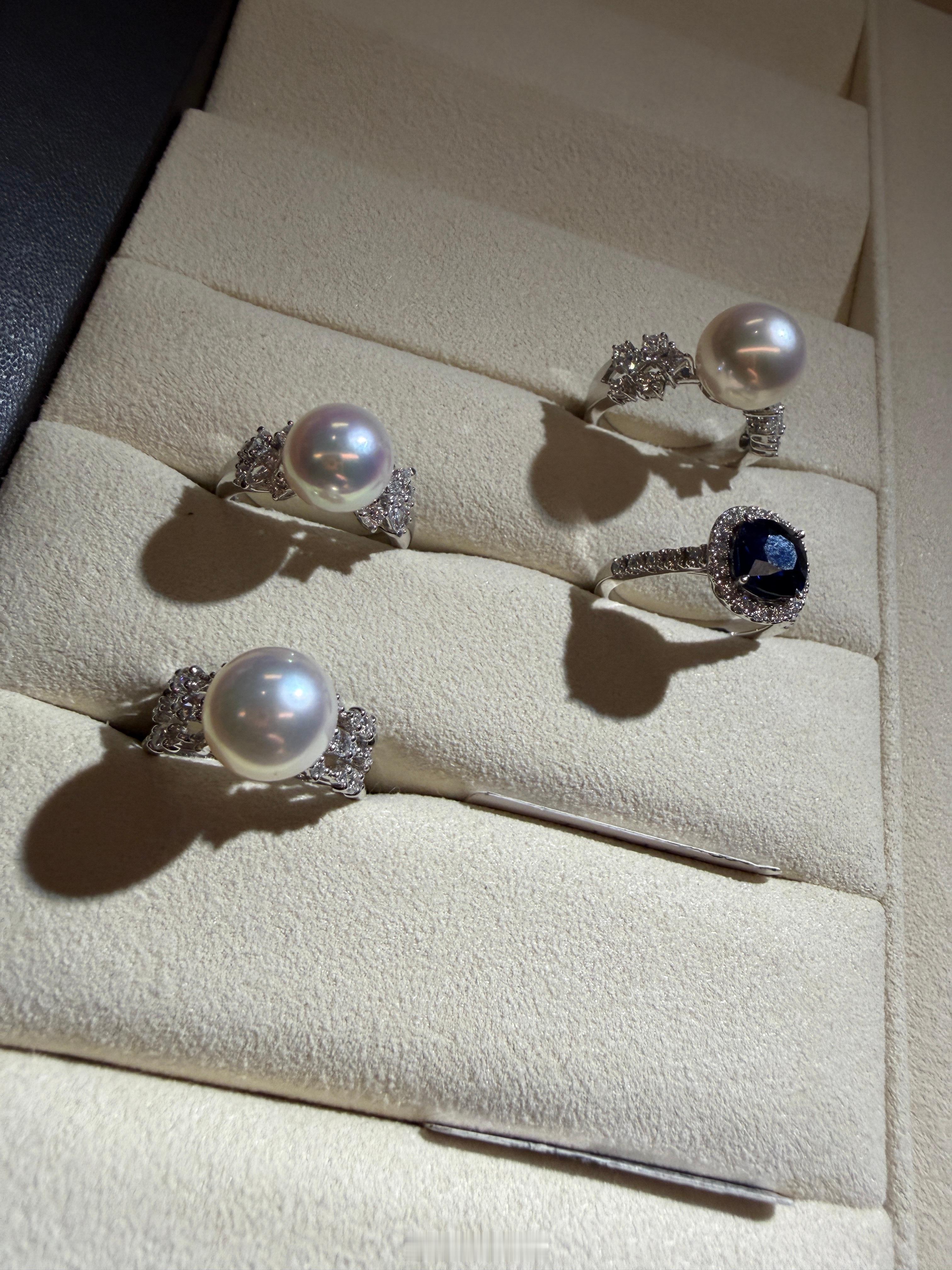 不太喜欢珠宝，但独爱珍珠。tasaki珍珠柜台的光线是很讲究，三分妆，七分光，拍