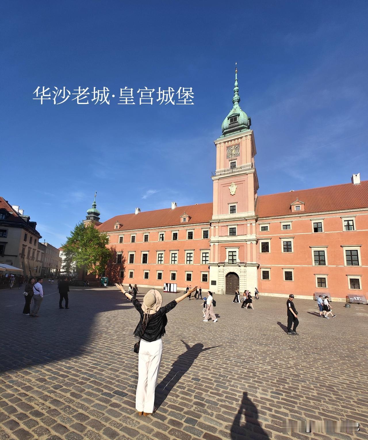 五万公里房车漫游亚欧非40国，我们抵达第17个国家波兰。
 
首都华沙，差不多是