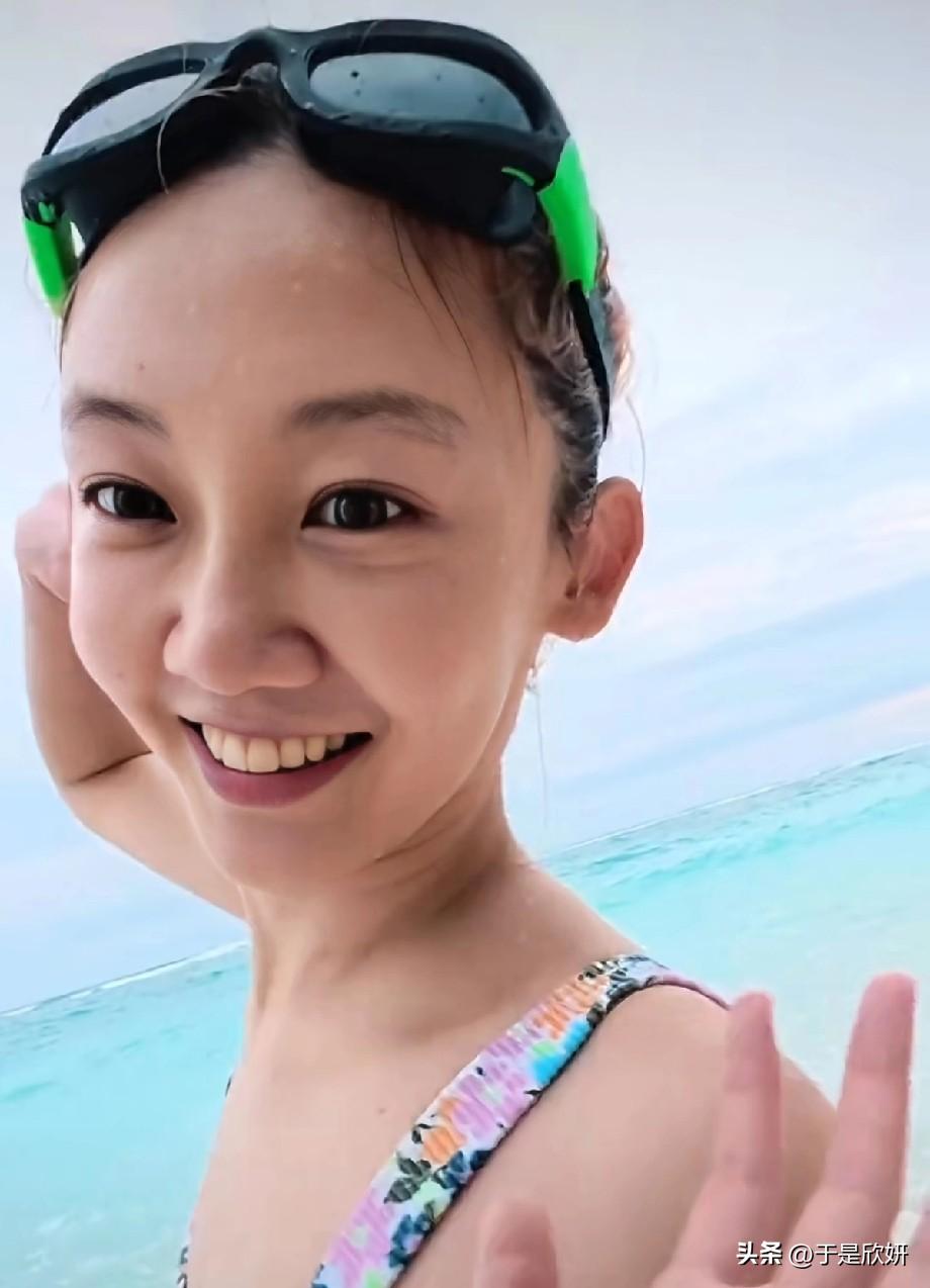 苗苗海边度假状态太绝！素颜比精修还美，网友：这才是生活该有的样子🌊
 
近日，