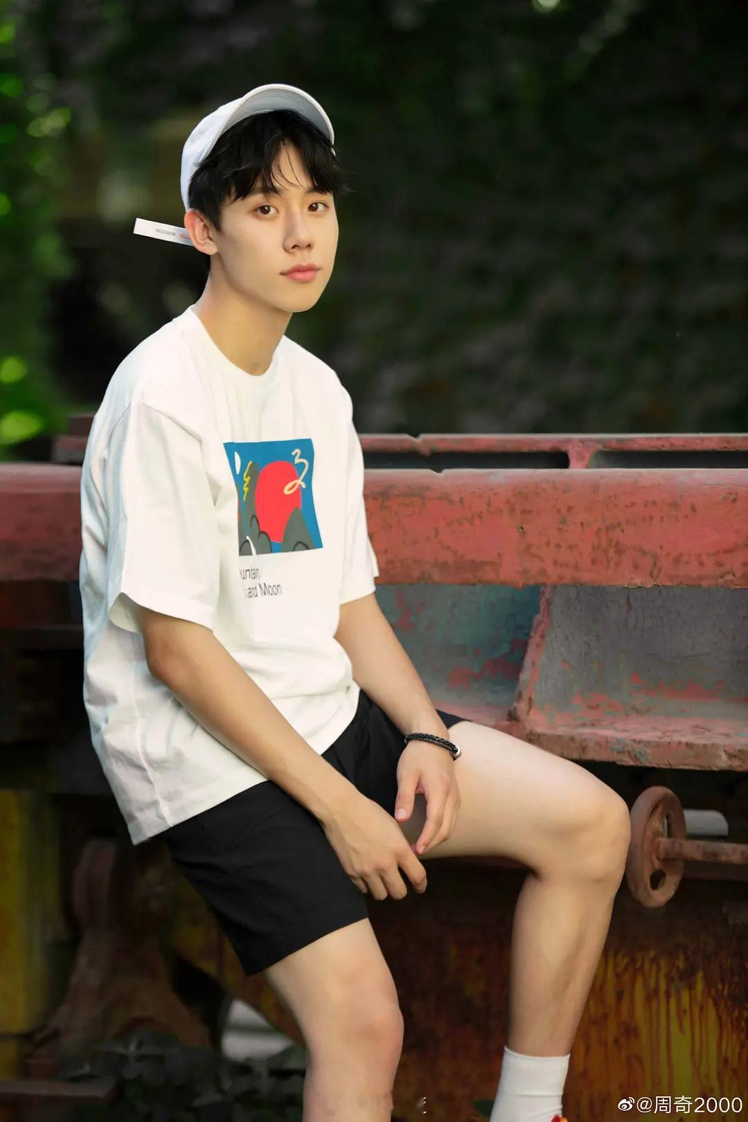 周奇站姐脱粉爆料像周奇、荣梓杉这些童星出身的男演员突然爆出此类消息，还挺难接受的