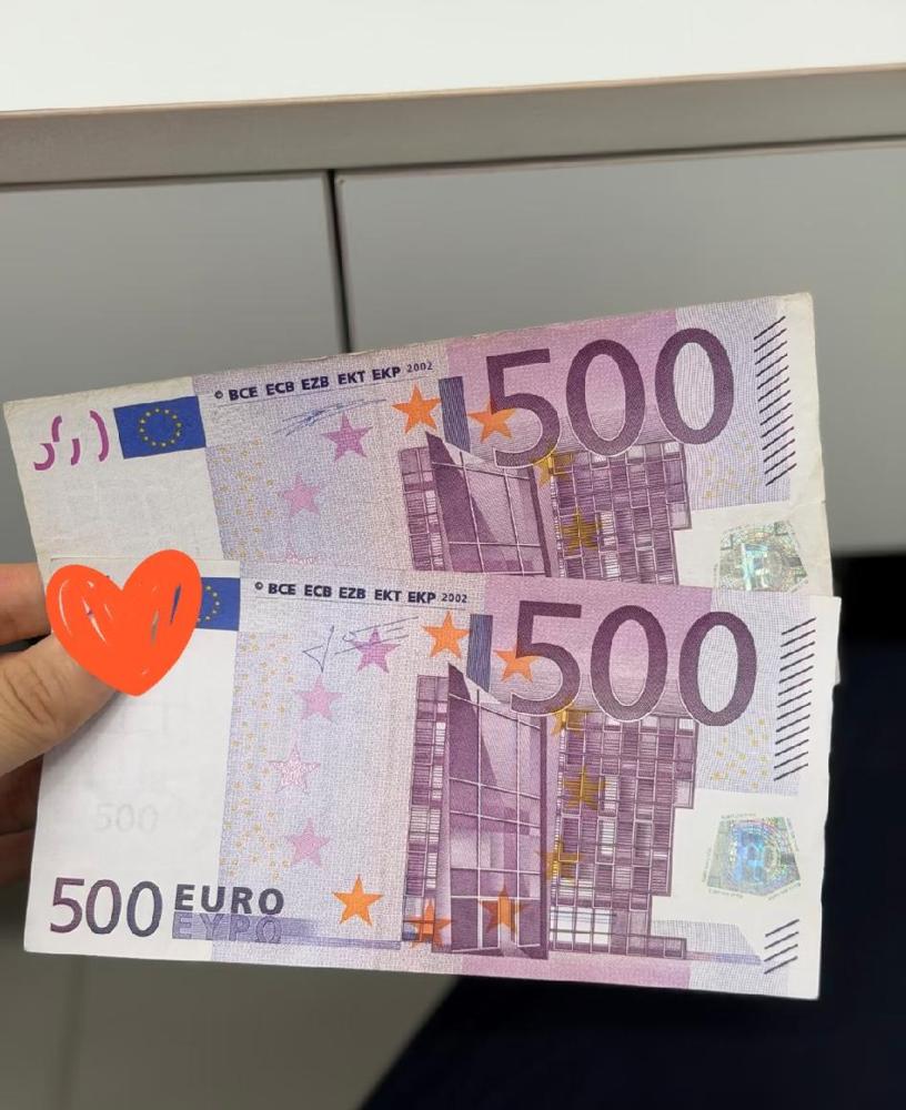 我结婚，我堂哥特意从国外赶过来，一见面就拿了两张500面额的外币给我，说来不及准