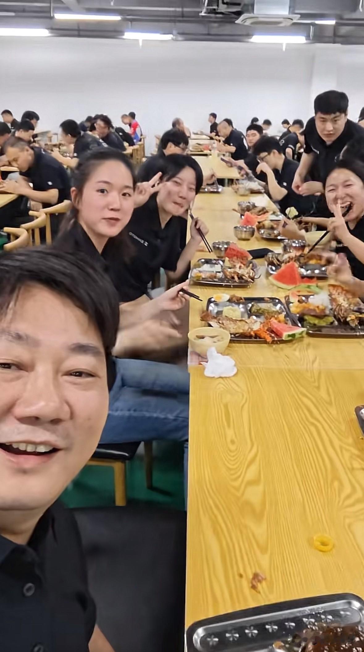 张雪抖音评论区有个女员工火了，被众多网友追着要联系方式，结果公司新媒体运营总监直