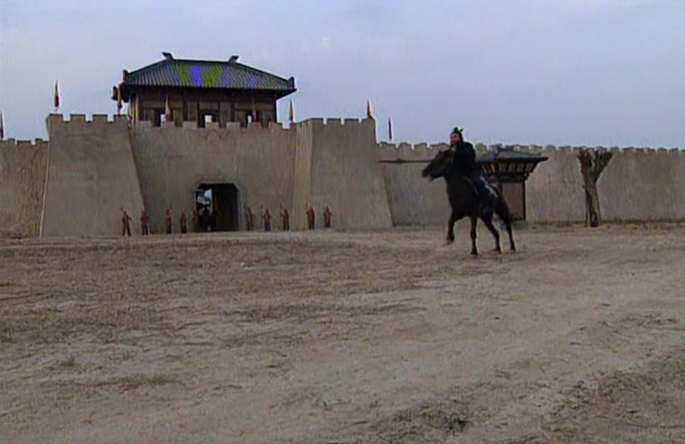 张飞这骑术是真好，骑马的姿势真帅！！
其实张飞的智力也不低。
刘备集团被曹操击败