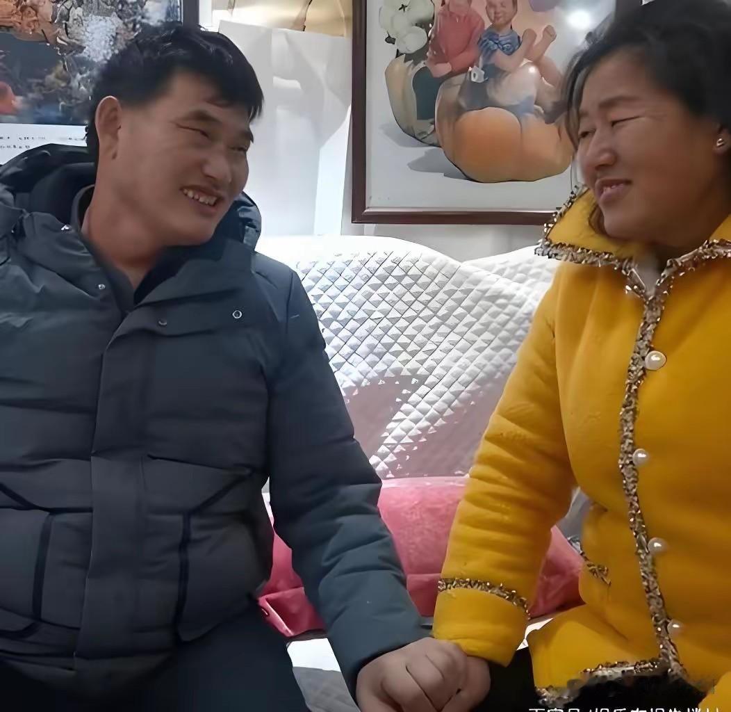 大衣哥是个有良心的人，在他人生高潮中并没拋弃原配妻子，现在很难得。他说，我最起码