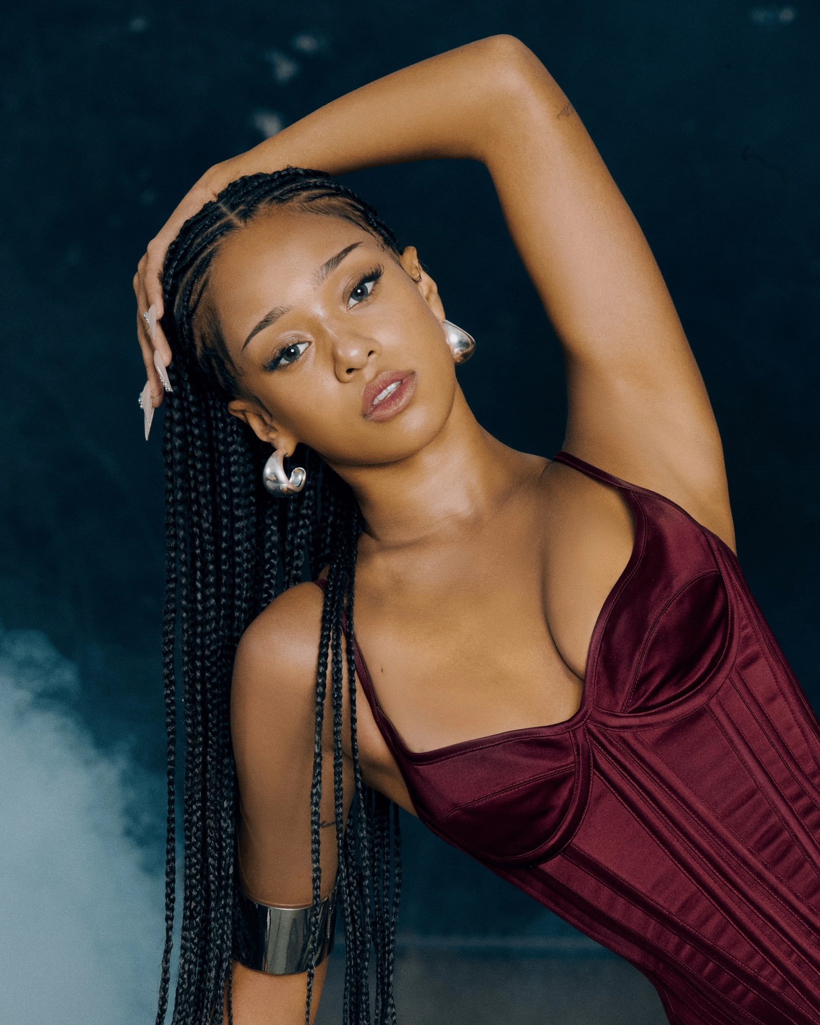 KATSEYE成员Manon暂时中断活动 经过坦诚而深入的沟通后，KATSEYE