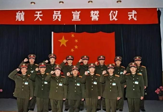 【中国航天员大队27岁生日快乐】1998年1月5日，中国人民解放军航天员大队宣告