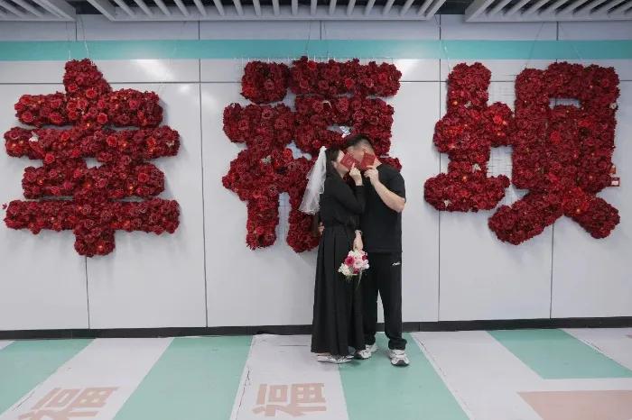 合肥“幸福坝”地铁站太浪漫了，它是全国首个可办结婚证的地铁站，截至目前已见证超6