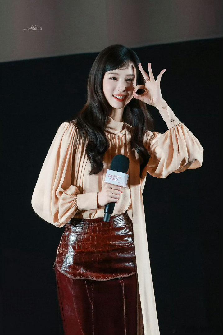 陈都灵翘楚直播美成啥样了🌸一身穿搭温柔又大气，飘带设计增添柔美气息，复古皮裙点
