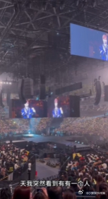 李宇春有求必应 李宇春对粉丝的宠爱简直没上限！粉丝求听《沐月光》，她嘴上“叛逆”