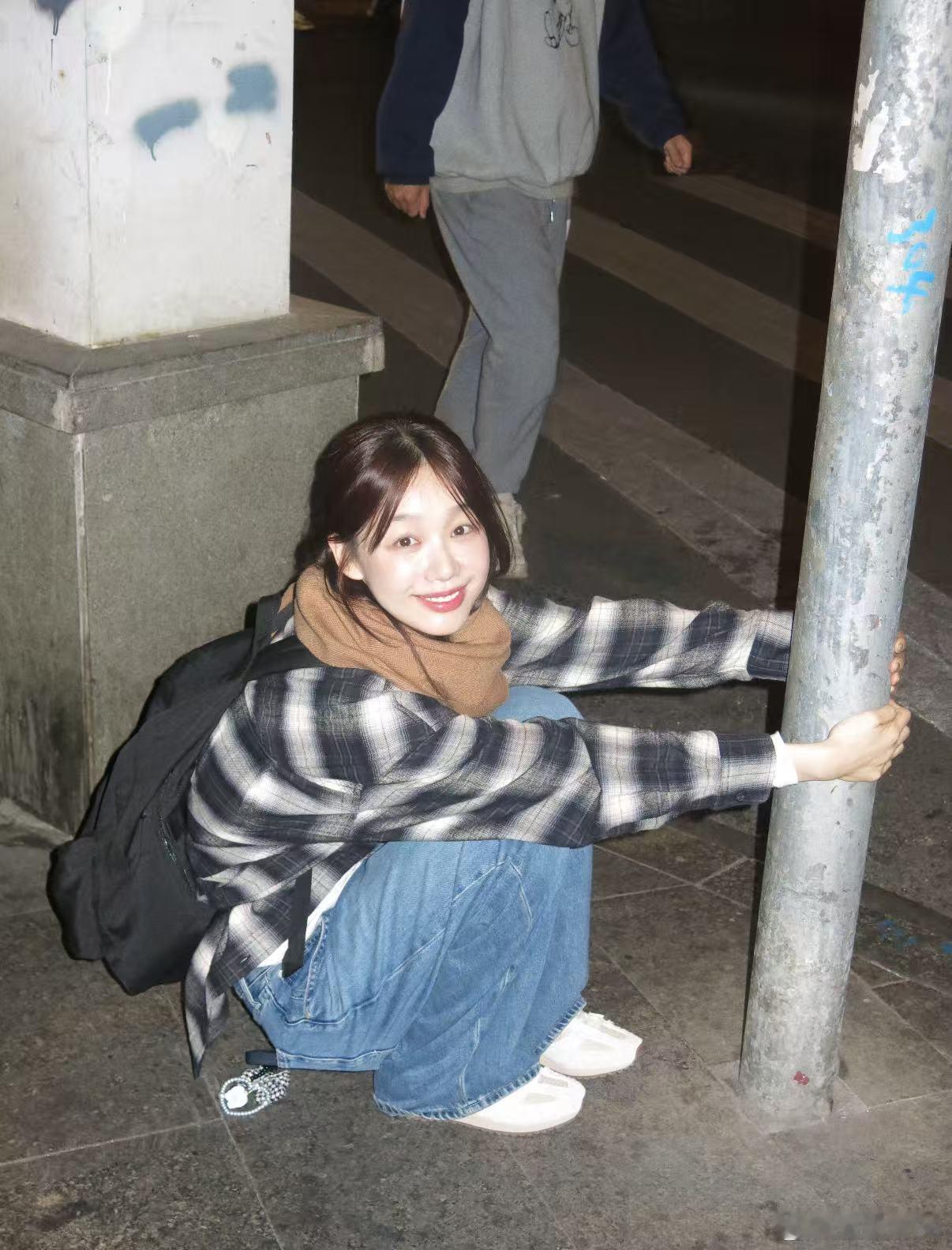 徐梦洁古早台偶女主那味儿 阳光下的她笑得那么灿烂，搭配这身休闲装扮，仿佛自带柔光