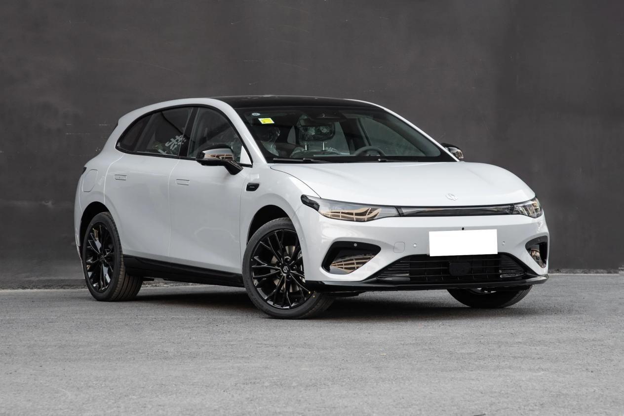 3月份打算买车的朋友，你们算是等到了！
 
在10万这个级别里，比亚迪海豚曾是许