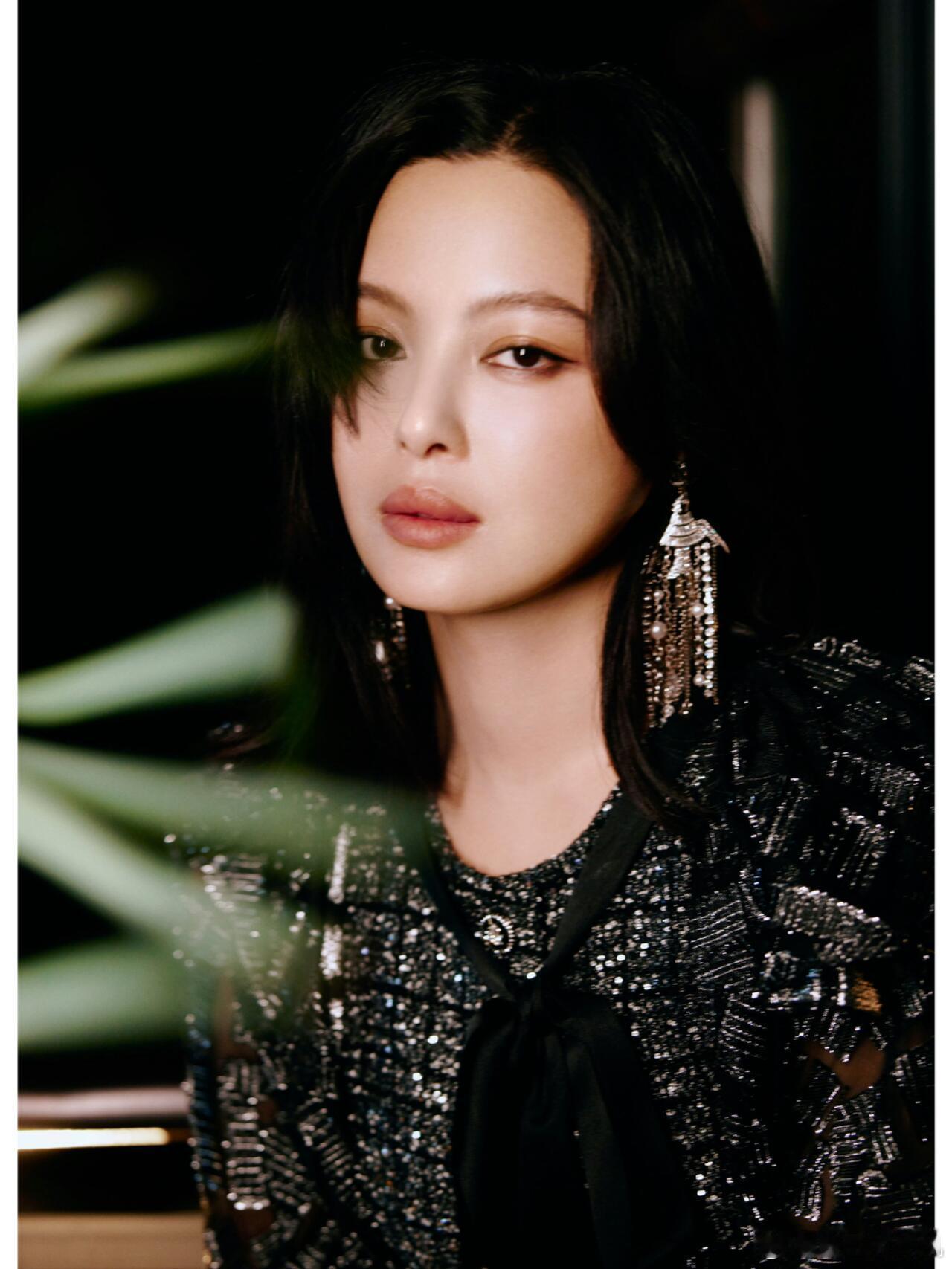 香奈儿大秀 死亡打光   在万众期待中,品牌形象大使辛芷蕾以她独特的魅力惊艳亮相