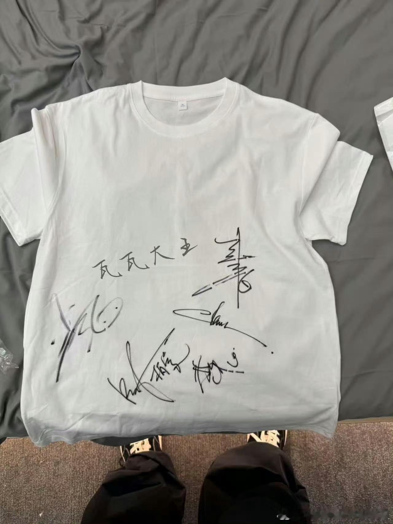 张极替爸爸追星成功了张极帮爸爸成功追星，爸爸多年的心愿终于实现，张极的暖心举动感