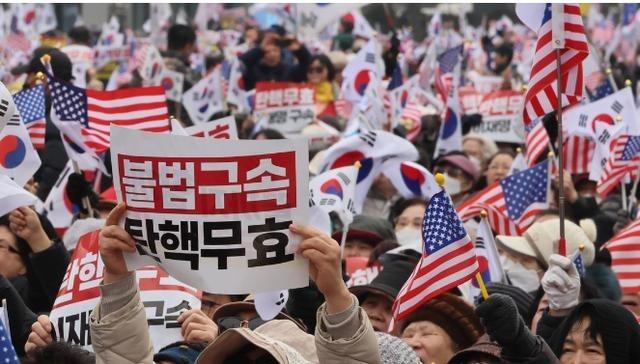 日韩齐怼中国！最近几日，日本、韩国相继发生针对中国的暴力事件，暴露出两国内部异乎