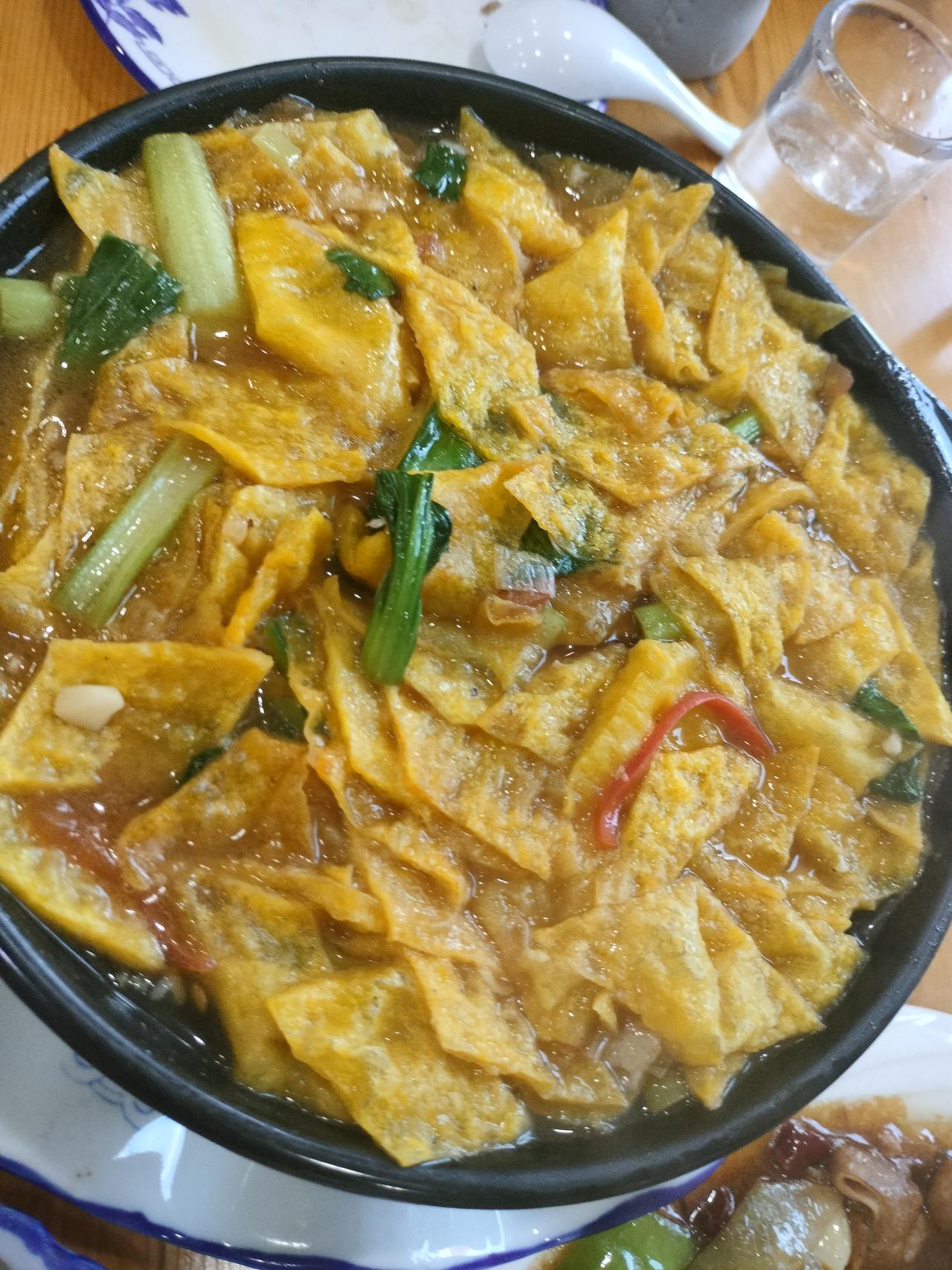 在这个夏季，只有回老家承德，才能喝到咯吱汤。
因为燕郊这个地方，他们炸咯吱盒，把