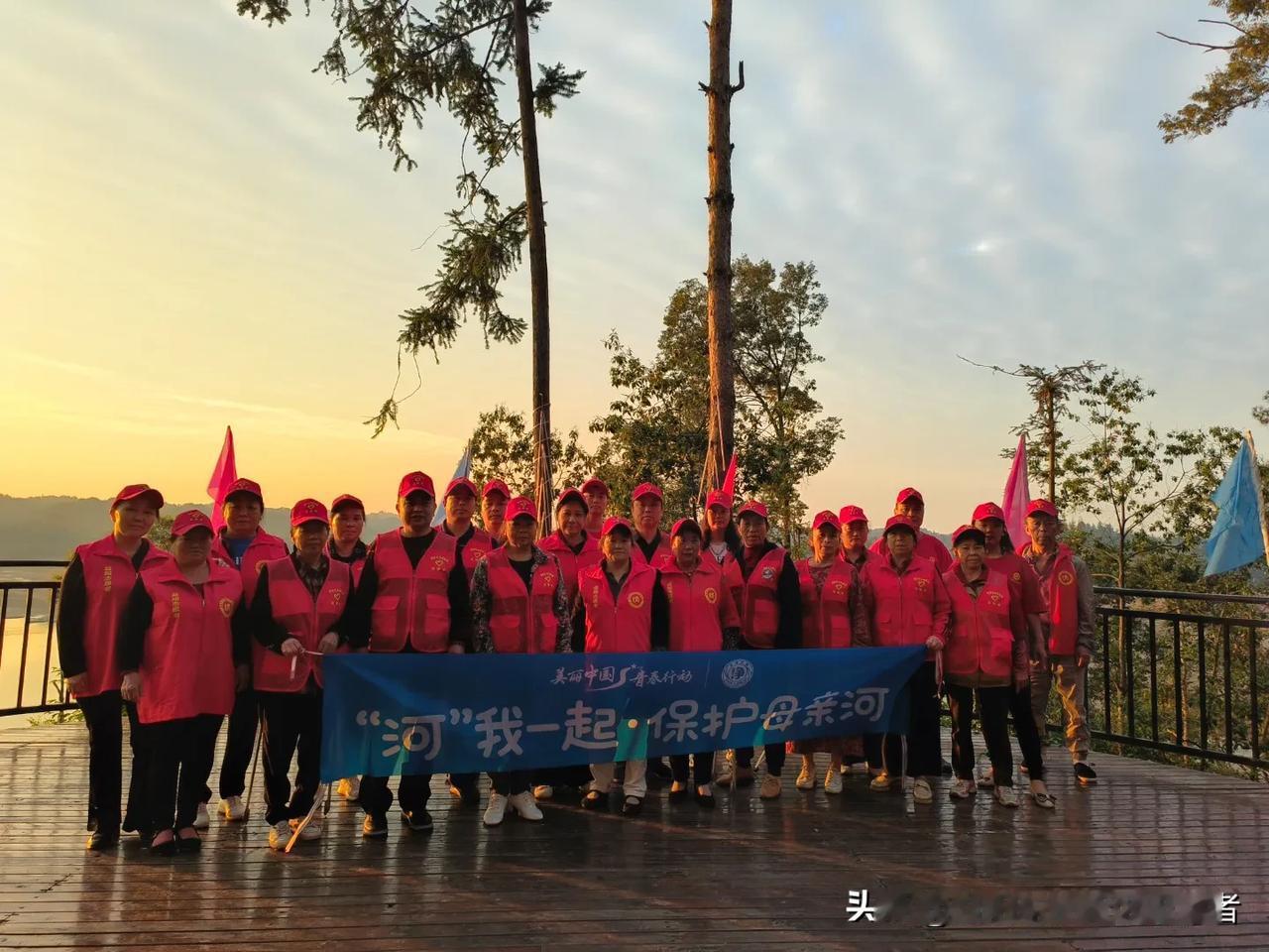志愿者“为自然做捡法”！ 在鱼形山水库开展净滩活动

       10月5日早