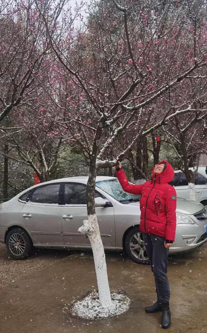 新年看美女，好运连连[玫瑰]多看一定有利身体健康，幸福快乐，健康长寿[大笑]