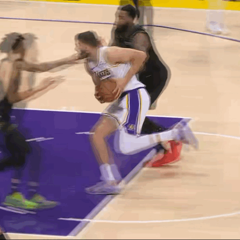 克莱贝尔这一球，能把人笑死！[捂脸]

突破防守，上空篮啊，最后一下Finger