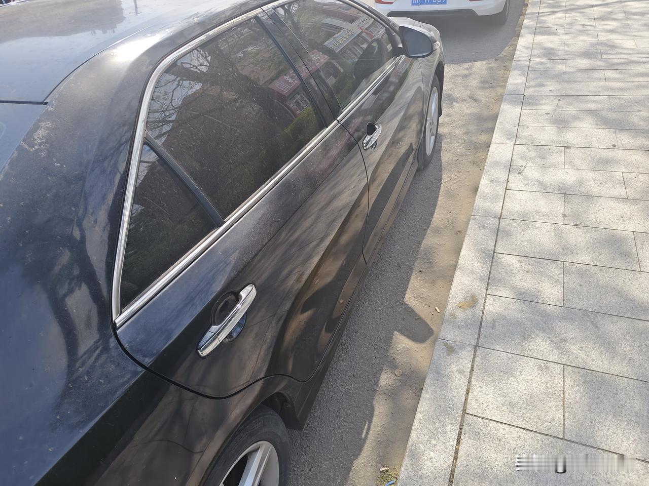 咱说心里话买车千万别买黑色车，第一个缺点就是热、就是闷，黑色车吸热尤其在太阳晒过