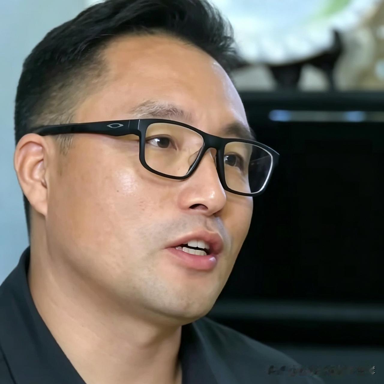 于子迪的父亲于涛，人长的年轻，精神干练，扛起家庭重担，在外上班挣钱养家，全力支持
