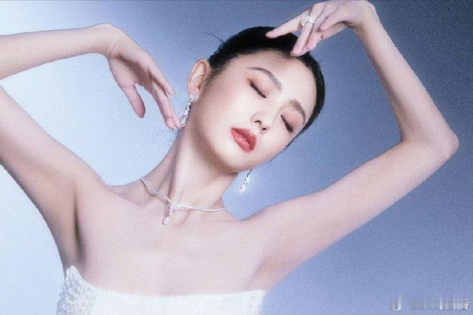 佟丽娅神女舞姿 终于懂了什么叫“翩若惊鸿”！佟丽娅的神女舞姿自带风骨，不刻意张扬