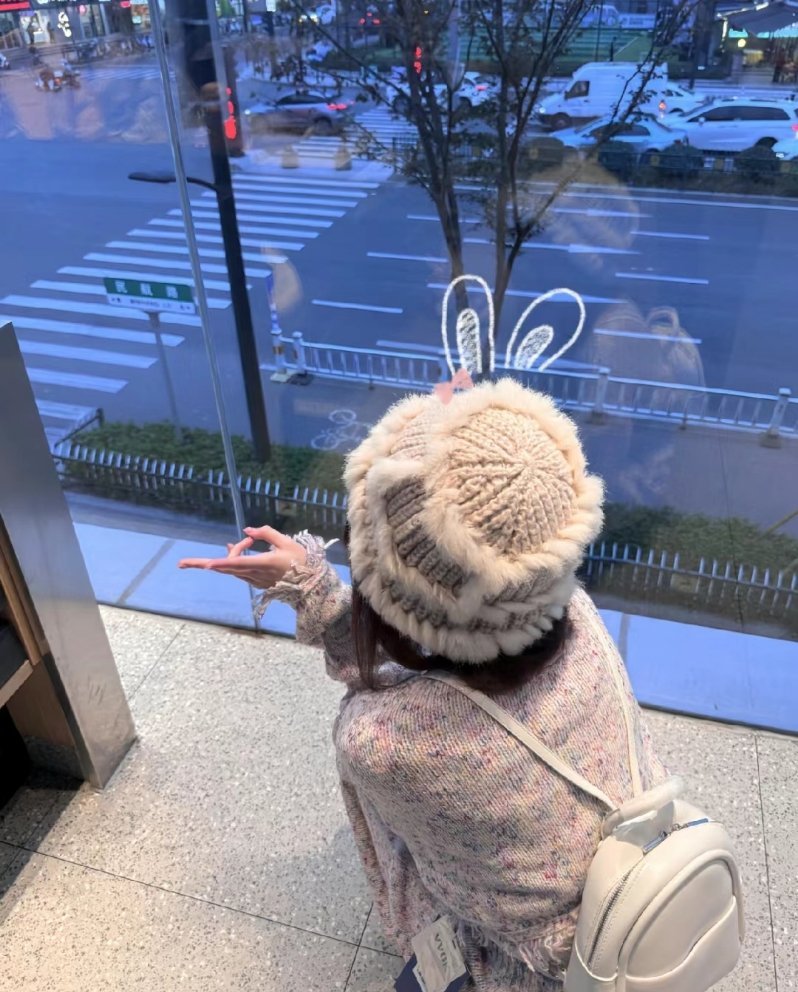 我不强势 这些年来谁替我遮风挡雨 我拿什么来养活我自己 又拿什么去对付那些句句戳