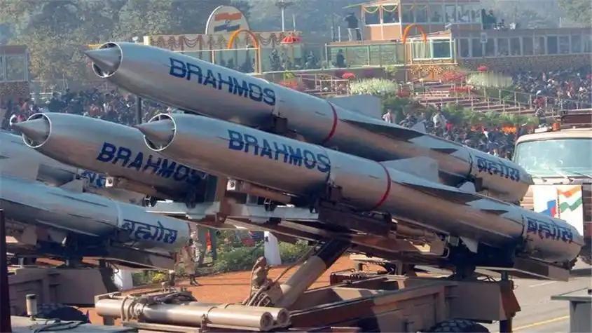 注意！日本根本不是小国！它的面积人口都超德国，10 年后恐成大患！

现在要是还