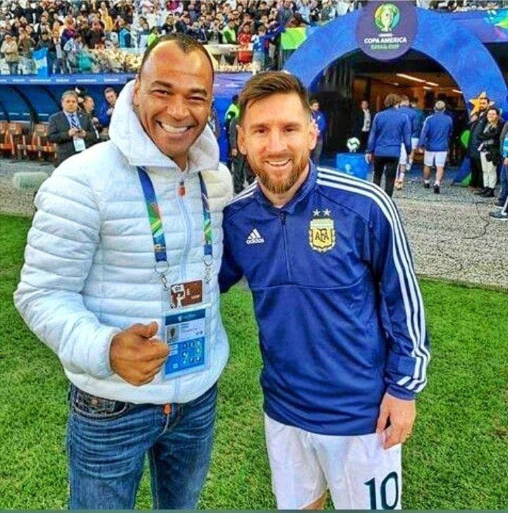 卡福🇧🇷🗣️：“我是一名梅西球迷，没有人可以为梅西决定他是否必须停止踢球。