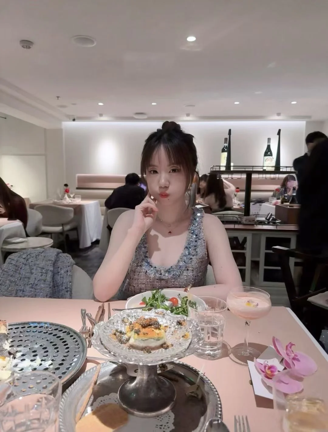 中女是年纪大了，又不是进去了，为什么不分享