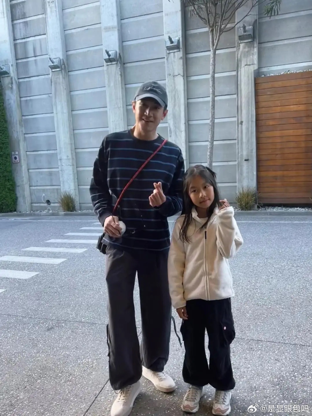 38岁林更新在新西兰街头被偶遇，他戴着鸭舌帽，背着挎肩小包，身材又高又瘦，看起来