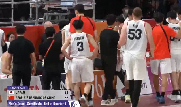 男篮亚运会半决赛，中国男篮对阵日本男篮的比赛正在进行中。第三节比赛结束，中国男篮