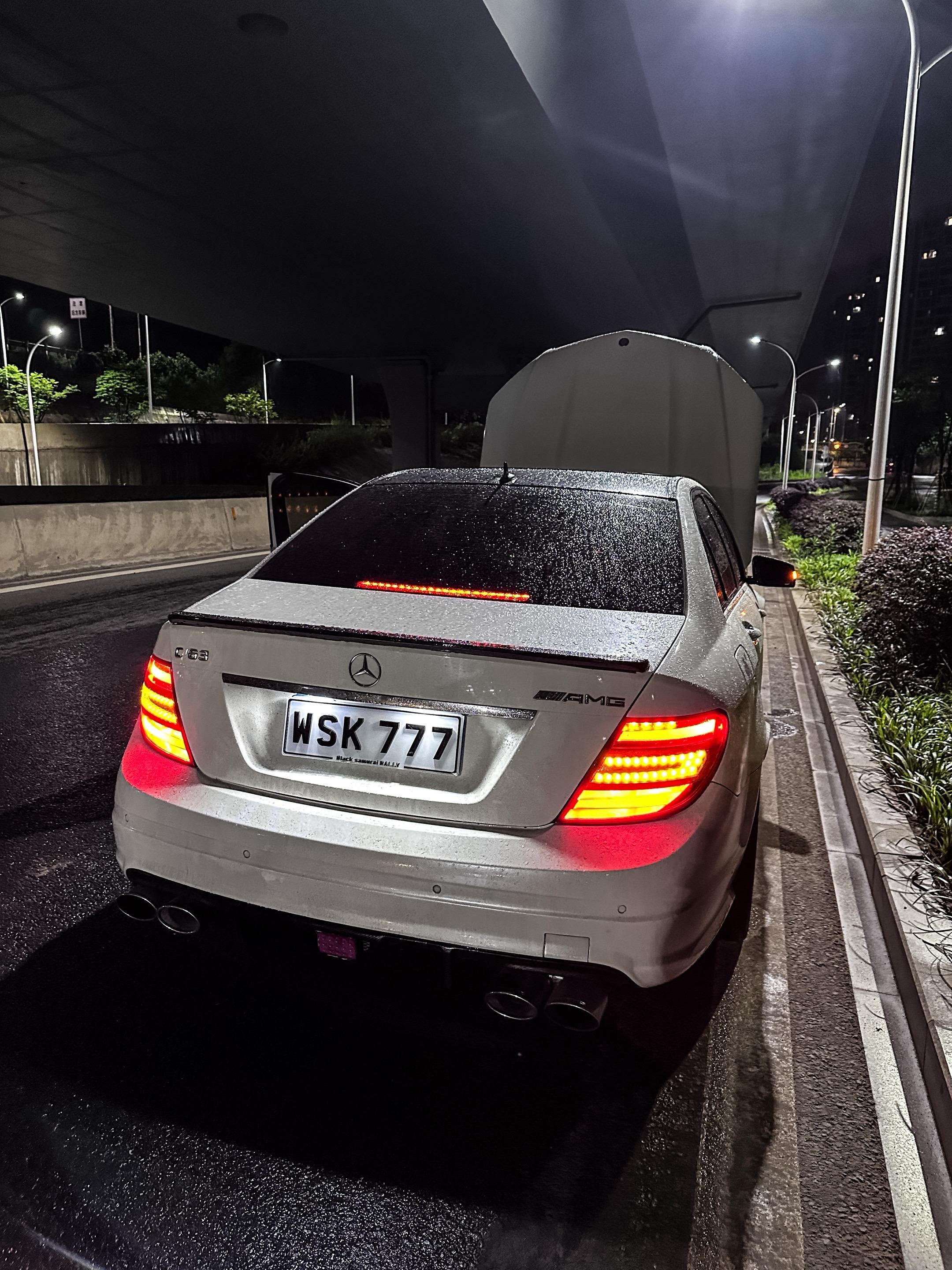 真男人开V8（         ）才开电车。
